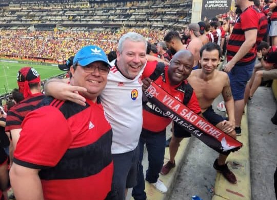 O Flamengo foi TRI da Libertadores e o sorriso da foto (antes do jogo começar) indica o quanto a gente estava confiante nessa conquista.

Na foto está o Maleson de camisa branca e o Pablo, meu amigo de longa data, sem camisa.

(O de boné azul eu não faço ideia de quem seja)