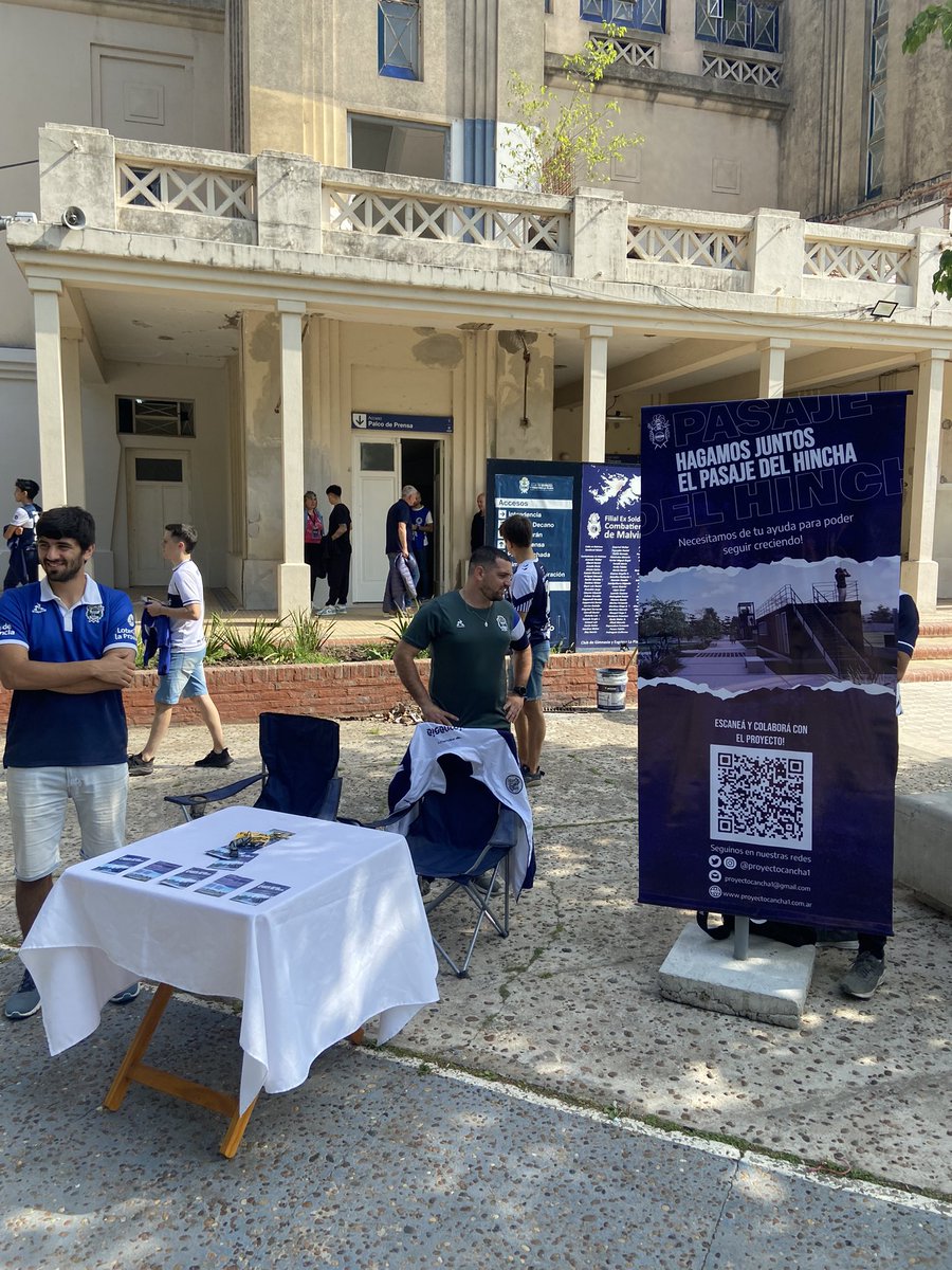 proyectocancha1's tweet photo. #CGE #GELP 
Presentes 🫡. Si venís temprano a la cancha, pasate por el stand. Todos juntos. 
Vamos lobo, hoy y siempre! https://t.co/uMDIRswA0j