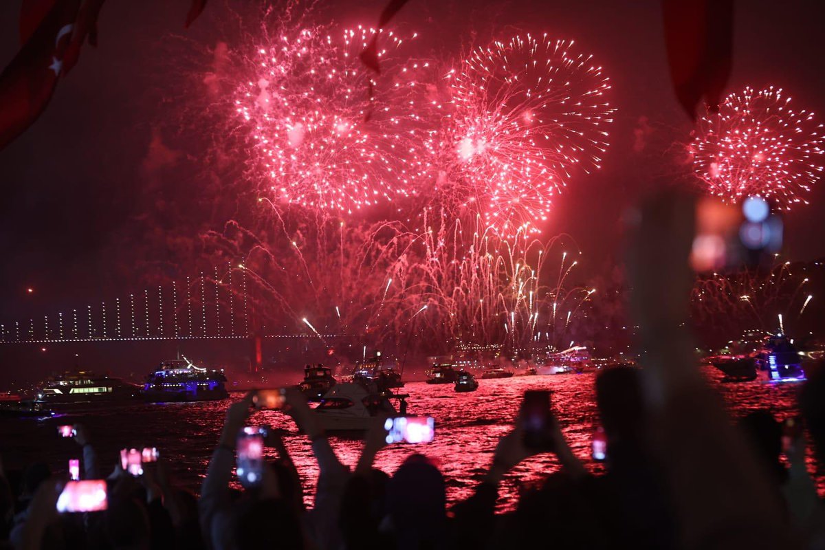 Cumhuriyetimizin 100. yılında Sayın Cumhurbaşkanımızın teşrifleriyle gerçekleşen İstanbul Boğazı'ndaki kutlama etkinliklerine katıldık. 

Türkiye Yüzyılı'na havada, karada, denizde mührünü vuran eserlerimizi gururla seyrettik. 

Bir ve beraberce nice yüzyıllara Türkiye!🇹🇷