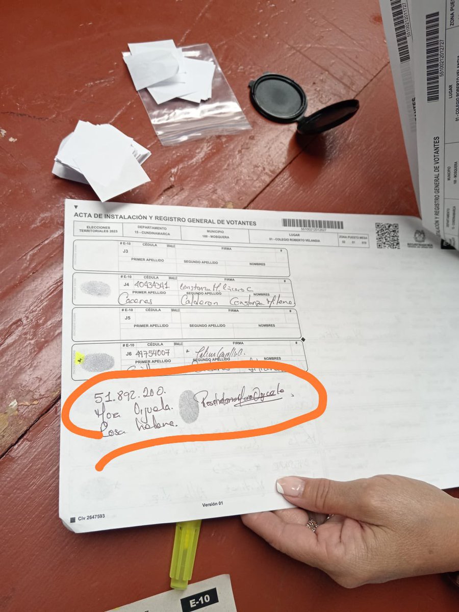 omarrosero's tweet photo. Fraude electoral ya detectado en Mosquera en el puesto de votación del Colegio Roberto Velandia personas de Bogota votando en Mosquera es urgente la presencia de los entes de control @PGN_COL @Registraduria @lafm @gusgomez1701 @Citytv @CaracolRadio @NoticiasCaracol @rcnradio https://t.co/4wYVZDxWR0