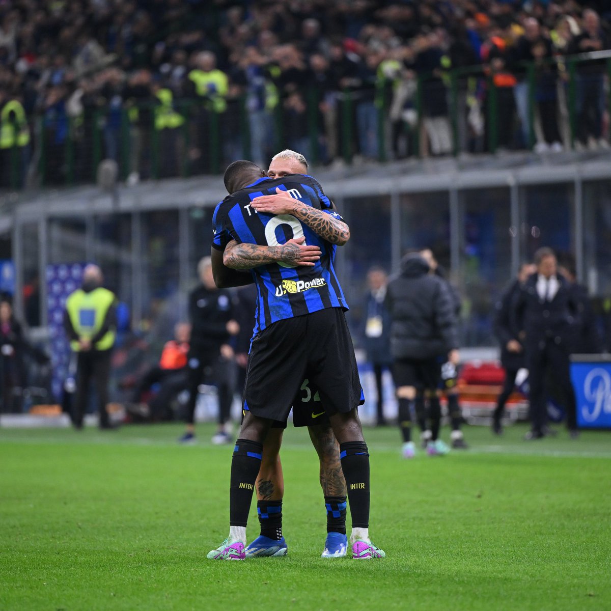 FBiasin's tweet photo. Occasioni a raffica, due traverse, enorme concentrazione, gran bel calcio: 

la cosa incredibile di #InterRoma è che sia finita solo 1-0.

Brava #Inter, sei sempre più bella. https://t.co/9WXKIz6bVV