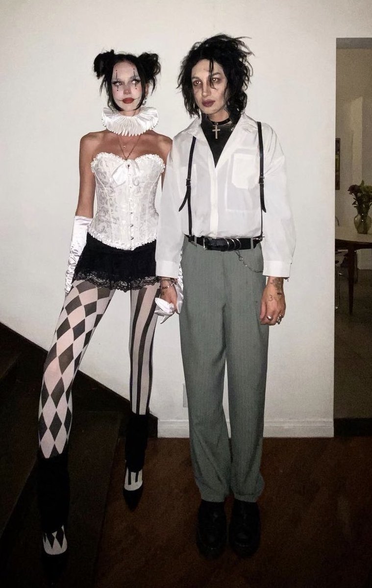 mariaoncocoa's tweet image. Edward Hands coz TSA took away the scissors