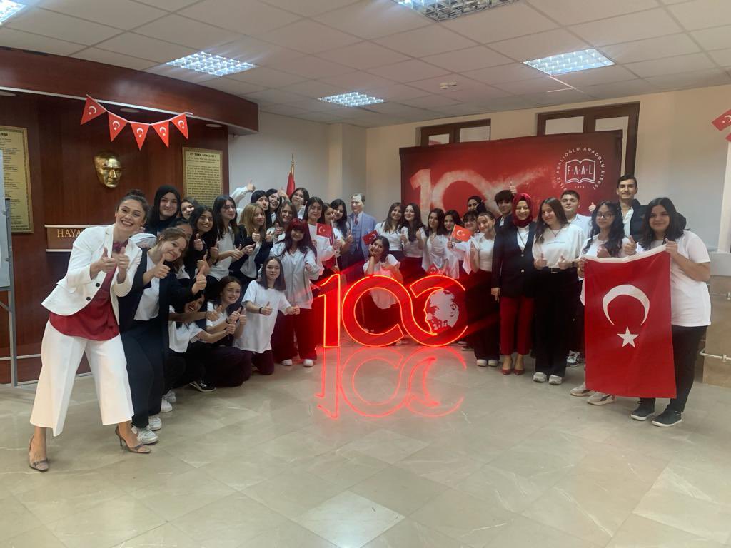 FevziYetik's tweet photo. Bir ay boyunca öğretmeniyle öğrencisiyle Cumhuriyetimizin kuruluşunun 100. Yılı münasebetiyle gerçekleştirdiğimiz etkinlikleri bu gün kutlama programıyla taçlandırdık. Emeği geçen herkese minnettarız. Muhteşemsin FAAL
@tcmeb 
@Yusuf__Tekin
@Emre_Caliskann 
 @fevzi_yetik20 https://t.co/jBeT9oUSQu