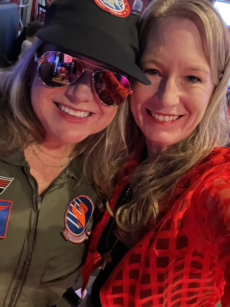 4LeafCloverGirl's tweet photo. T Swift & Kelce in the house #Halloween #shenanigans #retromania #newwavecafe #branson https://t.co/O5DVT2h5oo