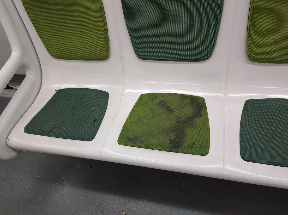 Los asientos de la línea A, todos sucios, @basubte se necesita limpiar de mes en cuando no? #Argentina @baciudadactiva @BAGobAbierto @todonoticias @C5N @TV_Publica @Telefeprensa