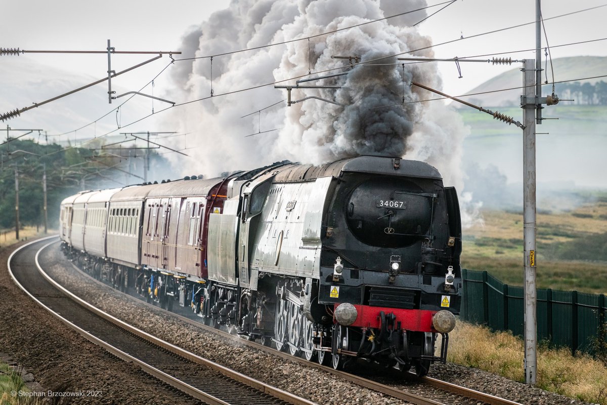 The mighty Tangmere on yesterday’s Northern Belle rail tour, seen here between Tebay and Shap. Clag to die for!😋 #Cumbria #steamlocomotive @westcoastrail