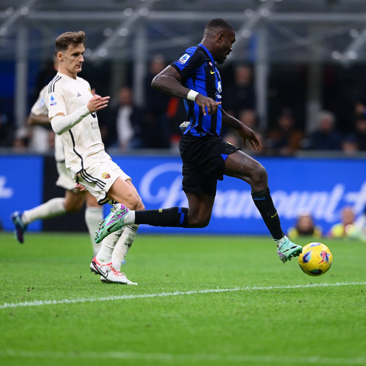 Inter's tweet photo. 📸 ⚽️ Per voi #InterFans 🖤💙

#ForzaInter #InterRoma https://t.co/b5o4mEgFOz
