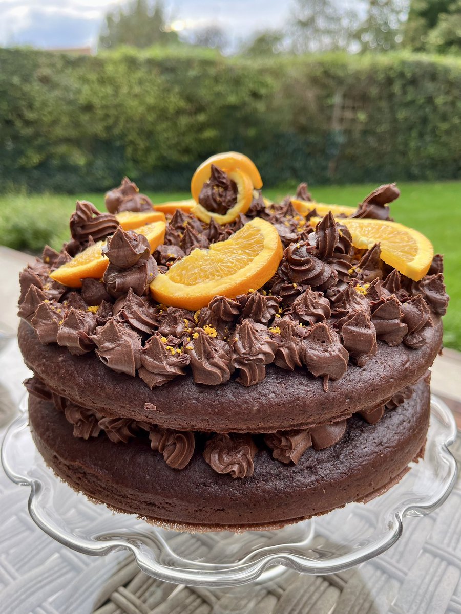 helengibson1's tweet photo. Loved baking this scrumptious #vegan autumnal cake.! Delicious! π±
π° π ππ°πππ°πππ°πππ°
#ChocolateOrangeCake #CakeBaking #VeganBaking #SoulFood #AutumnBakes #AfternoonTea #BakeOff #PieceOfCake #RecipeForLife #YorkshireLife @Yorkshire_Life #WeekendVibes https://t.co/bnLDe0IZqu
