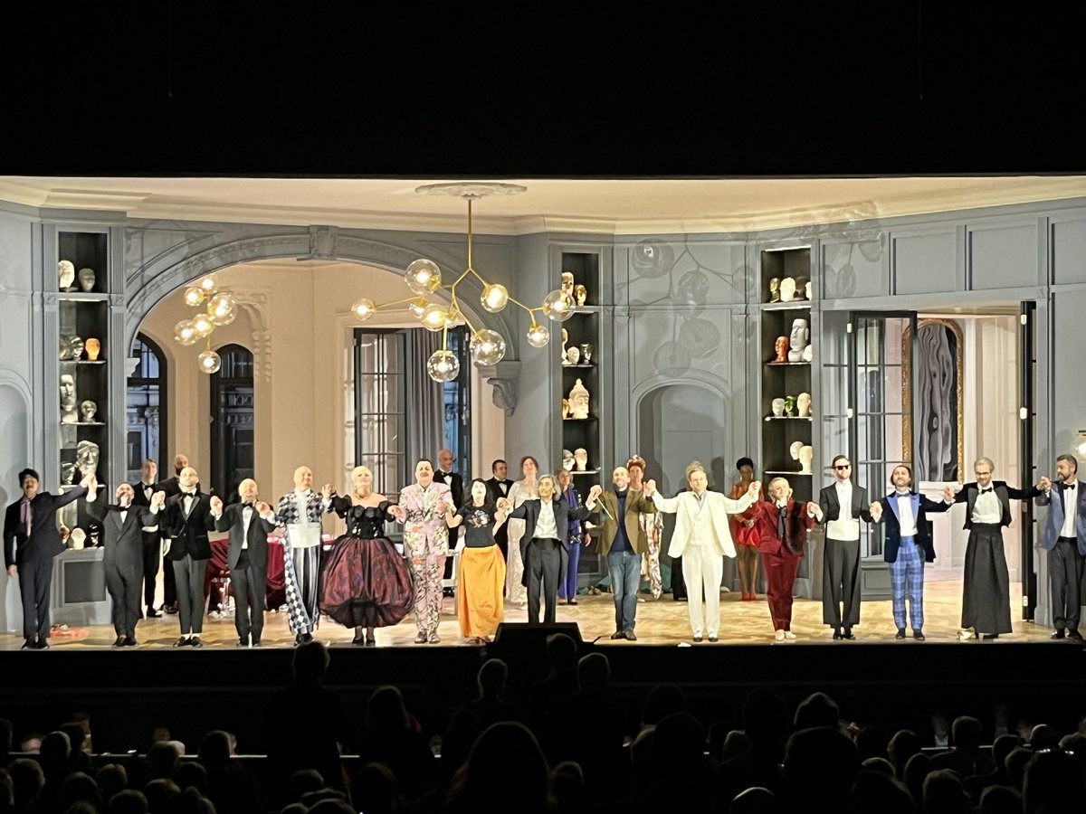 So so angry Salome, stubborn, made fun of & cool, mocking Herodes in grim screwball comedy take on #Salome @staatsoperHH by #DmitriTcherniakov, indulging in hyper-realistic 👨‍👩‍👧‍👦banquet w problems. #AsmikGrigorian sovereign w little sharpness, playful @johndaszak. #KentNagano mixed.