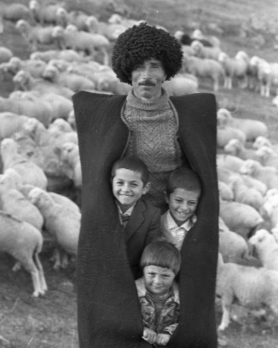 Çocuklarıyla birlikte objektife poz veren bir çoban, Azerbaycan SSC 1970.