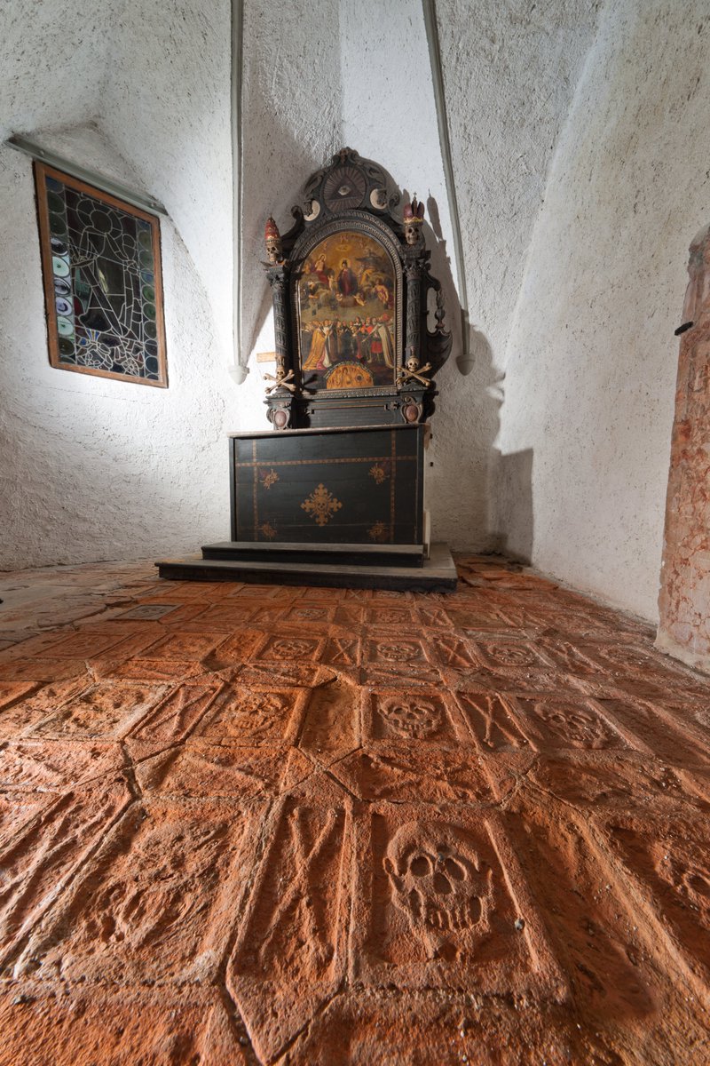 Der Hallstätter Christoph von Eiselsberg hinterließ 1667 ein kurioses Testament: Alle 50 Jahre sollte am Sterbetag sein Sarg aus der Gruft geholt und auf dem See spazieren gefahren werden! Angeblich wurde dem Wunsch bis ins 19. Jahrhundert entsprochen. #halloween #hallstatt