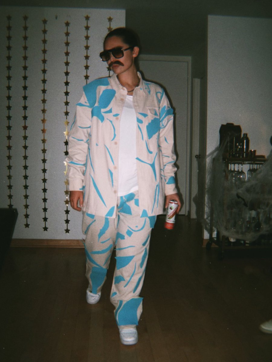 julia_conversa's tweet photo. @newheightshow NEW NEWSSSS- won my Halloween costume contest as @tkelce, brought to you by Accelerator  energy drink #AlrightNah @JasonKelce #1989TaylorsVersion https://t.co/Hoe94KThaL