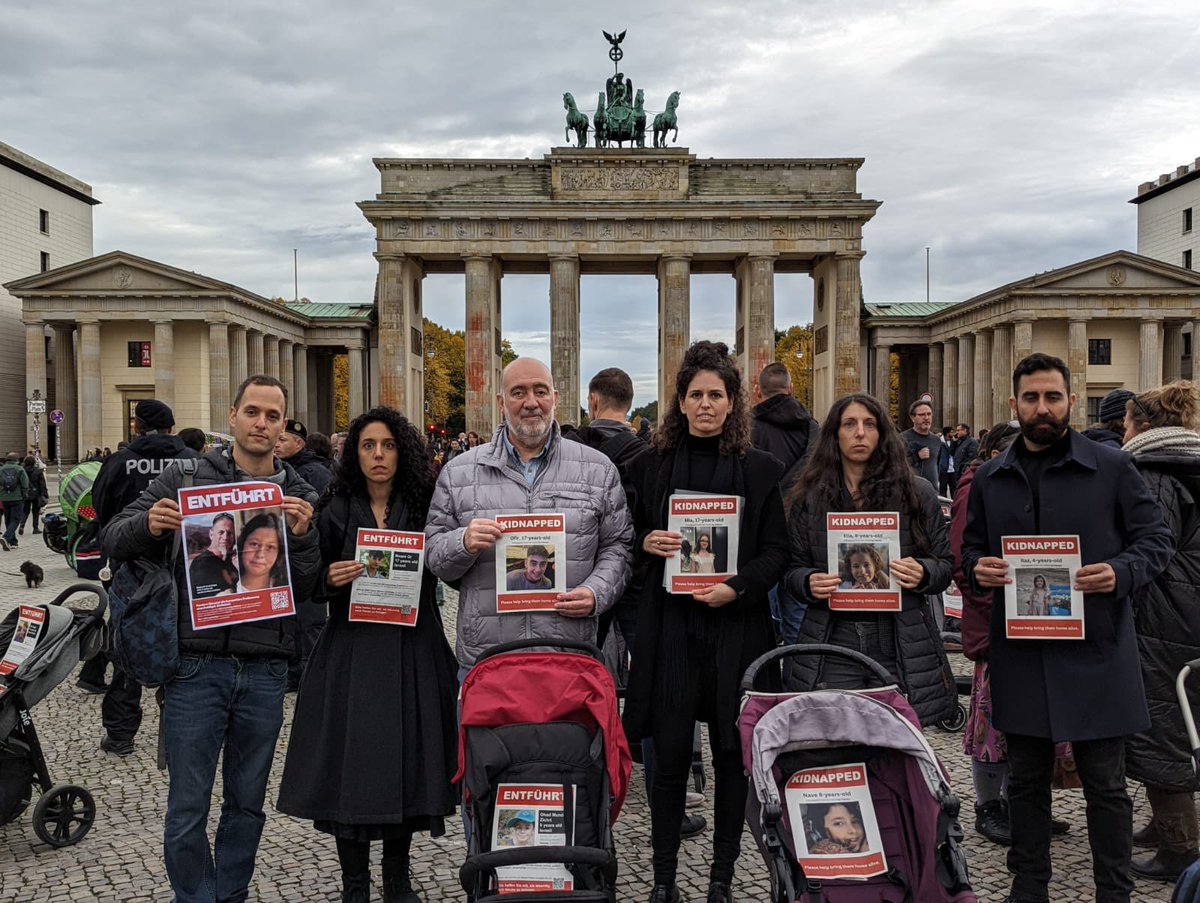 IsraelinGermany's tweet photo. Bei dem Angriff von #Hamas_is_ISIS-Terroristen am 7. Oktober wurden etwa 1400 Menschen ermordet, darunter Dutzende Kinder. 
Dutzende weitere Kinder wurden in den Gazastreifen entführt, ihr Schicksal ist unbekannt.
Heute sind wir am #BrandenburgerTor, um ihren Hilfeschrei nach außen zu tragen und die Rückkehr aller Entführten, einschließlich der Kinder, zu fordern.
#BringThemHome