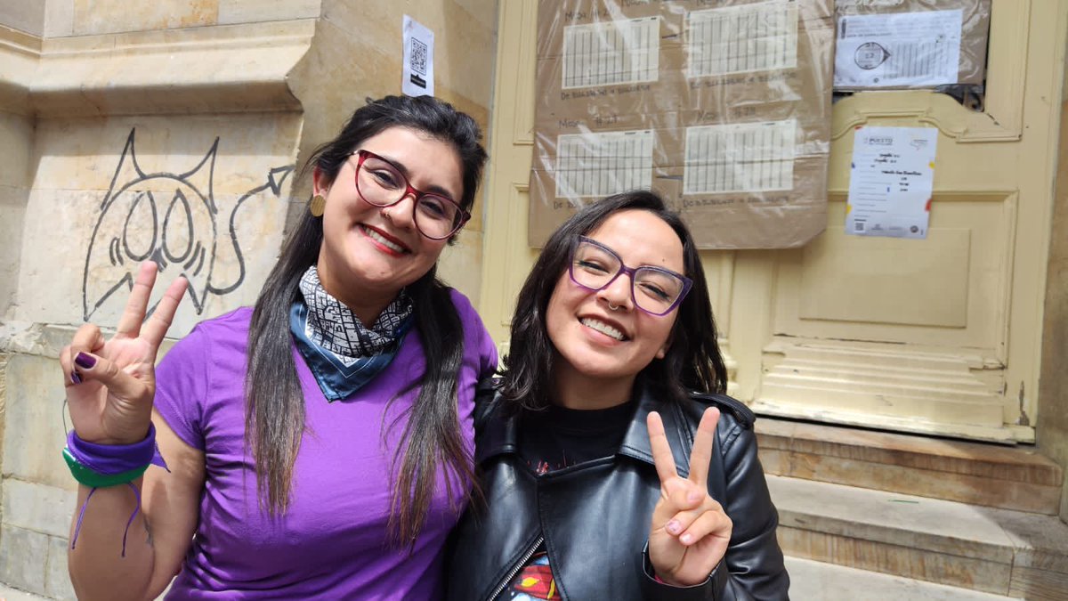 JenniferPedraz's tweet photo. 🥳Que alegría acompañar a @LiliCastanedaM en las urnas; una mujer feminista, urbanista y experta en Bogotá que llegará al Concejo a luchar por la vivienda digna, las mujeres, y el medio ambiente. También acompañé a @JERobledo para la Alcaldía por una ciudad digna para todo/as. https://t.co/VRflNjWakP