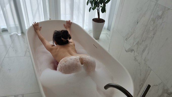 Room for two...👀🫧 https://t.co/6SKQKQXsml