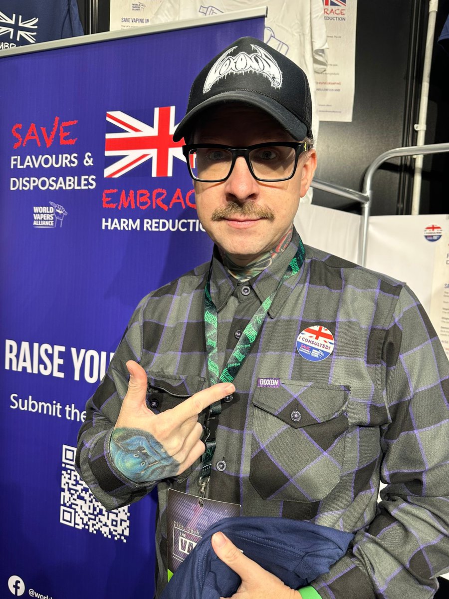 vapers_alliance's tweet photo. Was a pleasure to meet @GrimmGreen today in Birmingham. Thank you for stopping by our stand today at @VaperExpoUK 👊💨

#VaperExpoUK #savevaping https://t.co/VLDVHnHlIa