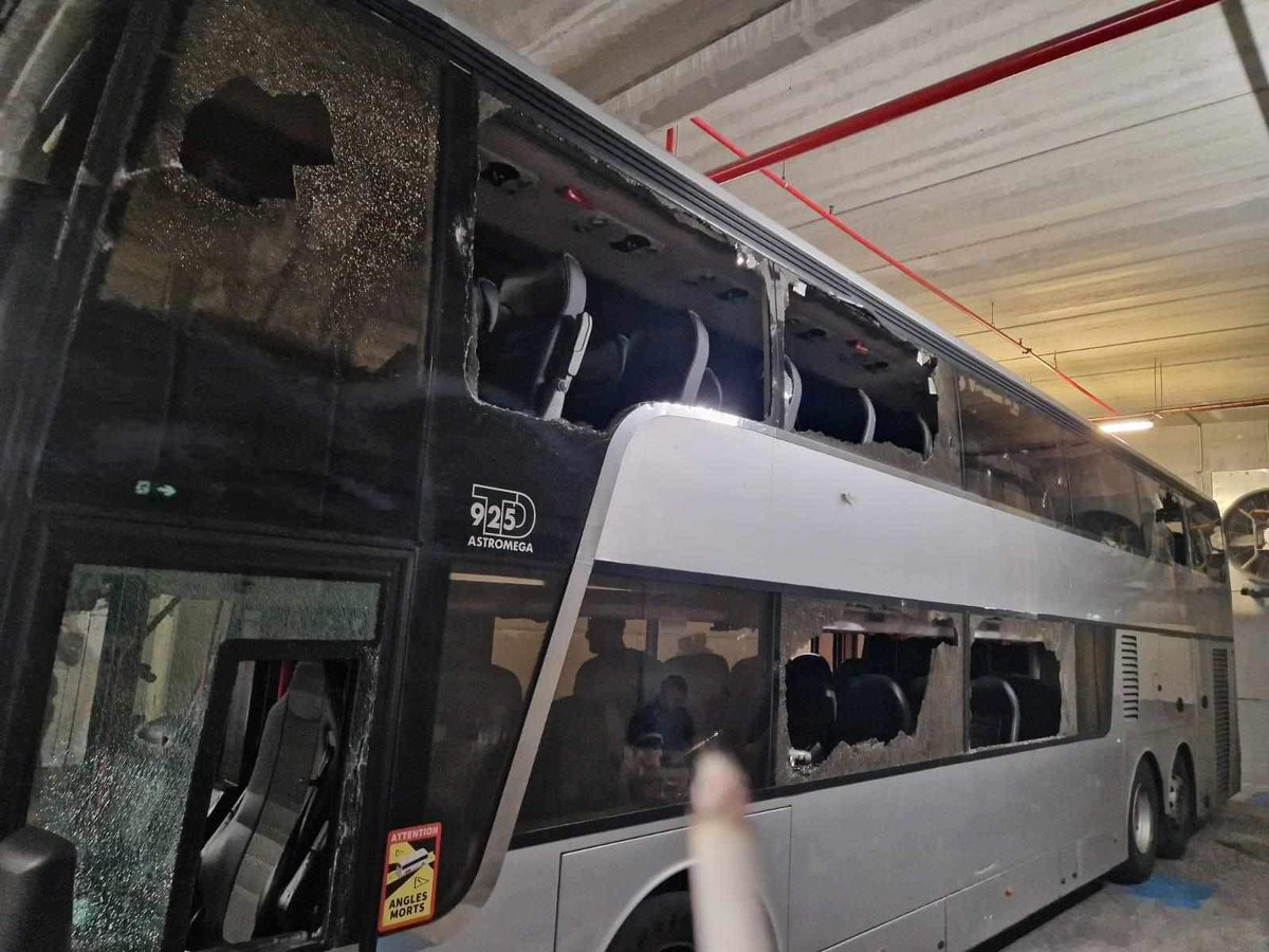 lnstantFoot's tweet photo. 🚨 Le bus des supporters de l’OL a également violemment été attaqué sur sa route le menant au Vélodrome.

(@AlexCnl6971) https://t.co/5zk3jVAAFh