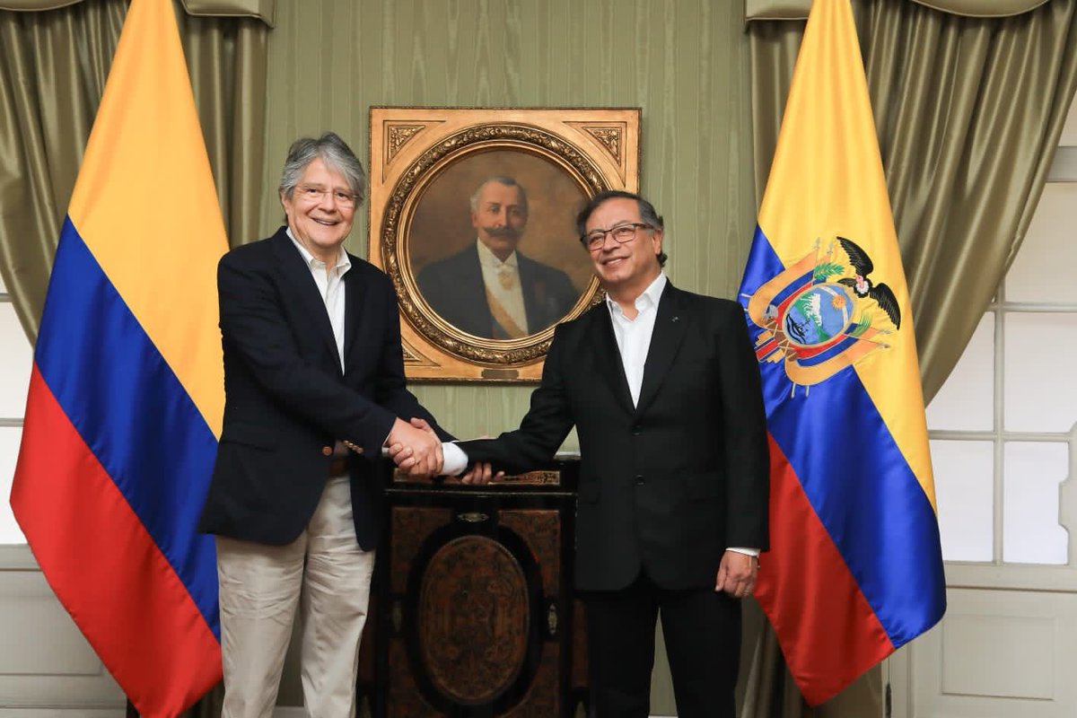 AlmaMiaEcu's tweet photo. Lasso se fue a Colombia en avión socialista, para pedirle al presidente socialista que lo ayude a resolver el problema de los apagones generados de la administración neoliberal. https://t.co/mngQ4pc5Qw
