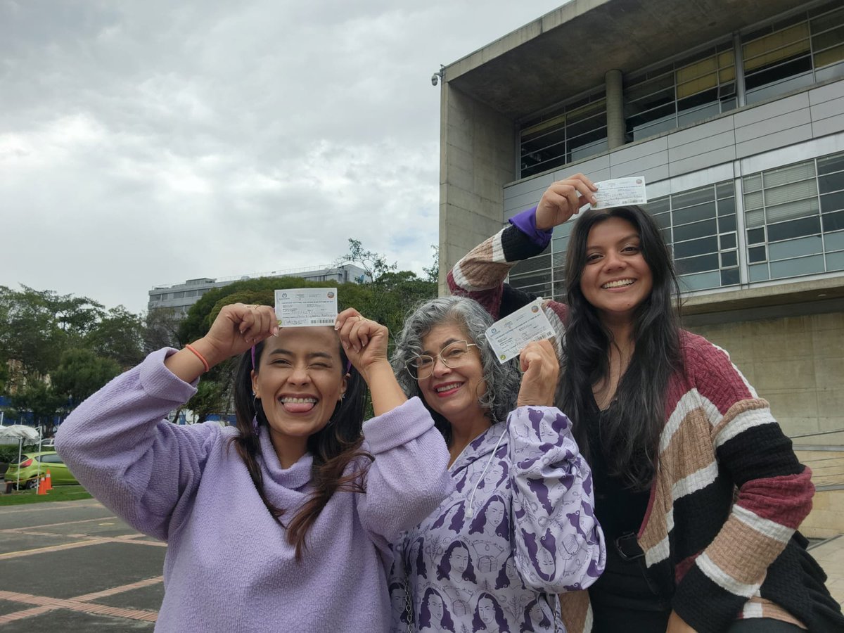 PauRodrigueN's tweet photo. 💜 Fotico de los tres votos por el mejor trío para Bogotá 💜

@JERobledo Alcalde, @mjsarmientoa concejal #1 Dignidad y Compromiso y @deledda_paez Edilesa de Teusaquillo #81 Dignidad y Compromiso 💜

#YoVotoRobledo https://t.co/0TlJzMqfib
