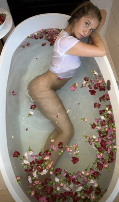 it's bath time. wya? https://t.co/xaBCZpG9I8