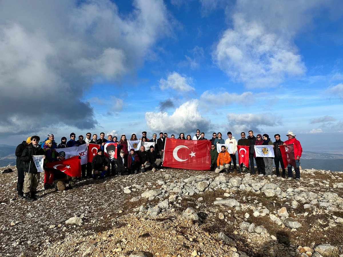 Ulu Önder Mustafa Kemal Atatürk'ün kurup biz gençlere emanet ettiği Türkiye Cumhuriyeti'mizin 100.yılını Aybü Dağcılık Ve Spor Kulübü olarak çoşku ve gururla Ilgaz Dağı'nın zirvesinde kutladık. "Türkiye Cumhuriyeti ilelebet payidar kalacaktır." 
Yaşasın Cumhuriyet ! 🇹🇷