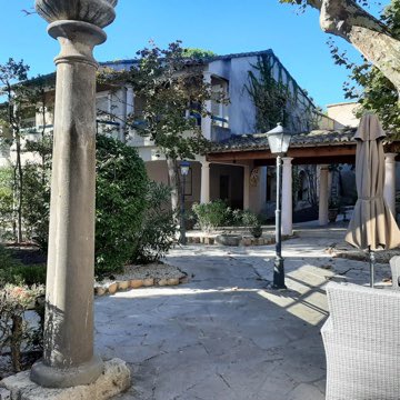 Esther_art28's tweet photo. Lugares con encanto donde suelo refugiarme para captar la luz, el movimiento y la belleza, Francia en Avignon. https://t.co/SdqKIvUIup