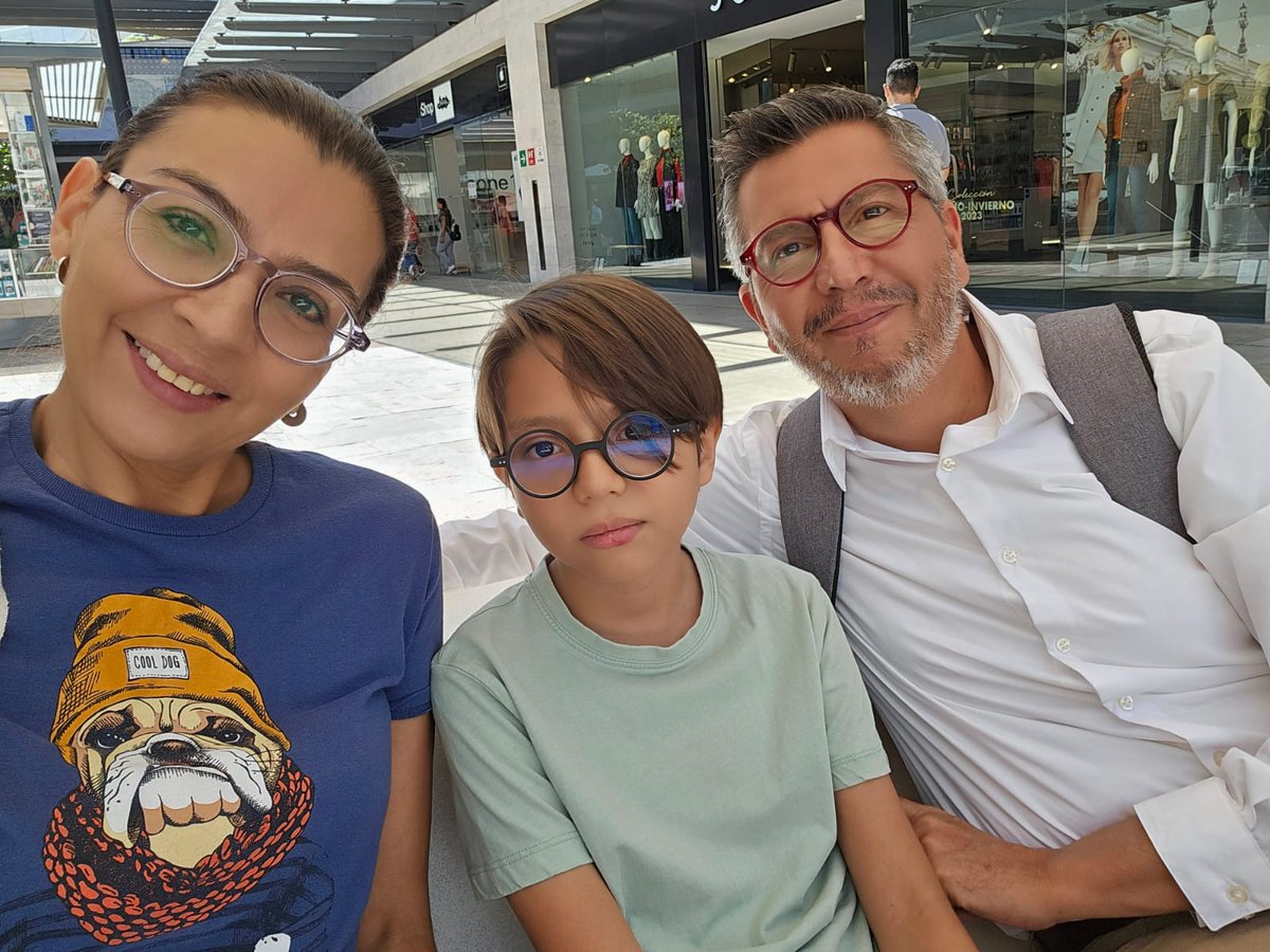 davidalarconr's tweet photo. @benandfrank_mx familia #cuatroojos  🤓🥸🤓 en Querétaro estrenando https://t.co/dkhS239DHH