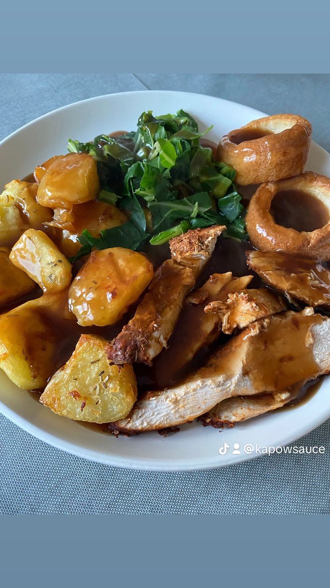 The kitchen is now closed…one of my favourite roast chicken,fluffy roast potatoes, pudding,greens and gravy pool.

Could eat it all over again.

#sundayroast #sundayroastdinner #roastchicken #thekapowkitchen #kapow #kapowsauce💥 #chicken #alwayswalkwiththesauce