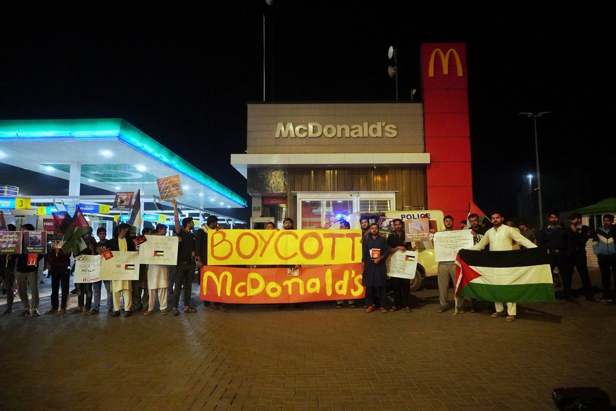 Rimmsh_'s tweet photo. People of Islamabad, Pakistan protested outside @McDonalds while supporting #Palestine the campaign to #boycottisraelbrands begins now! 
Pls be a part of this campaign with @CEAZEInitiative . 
#Gaza_Genicide https://t.co/3Lj0TNNFLU