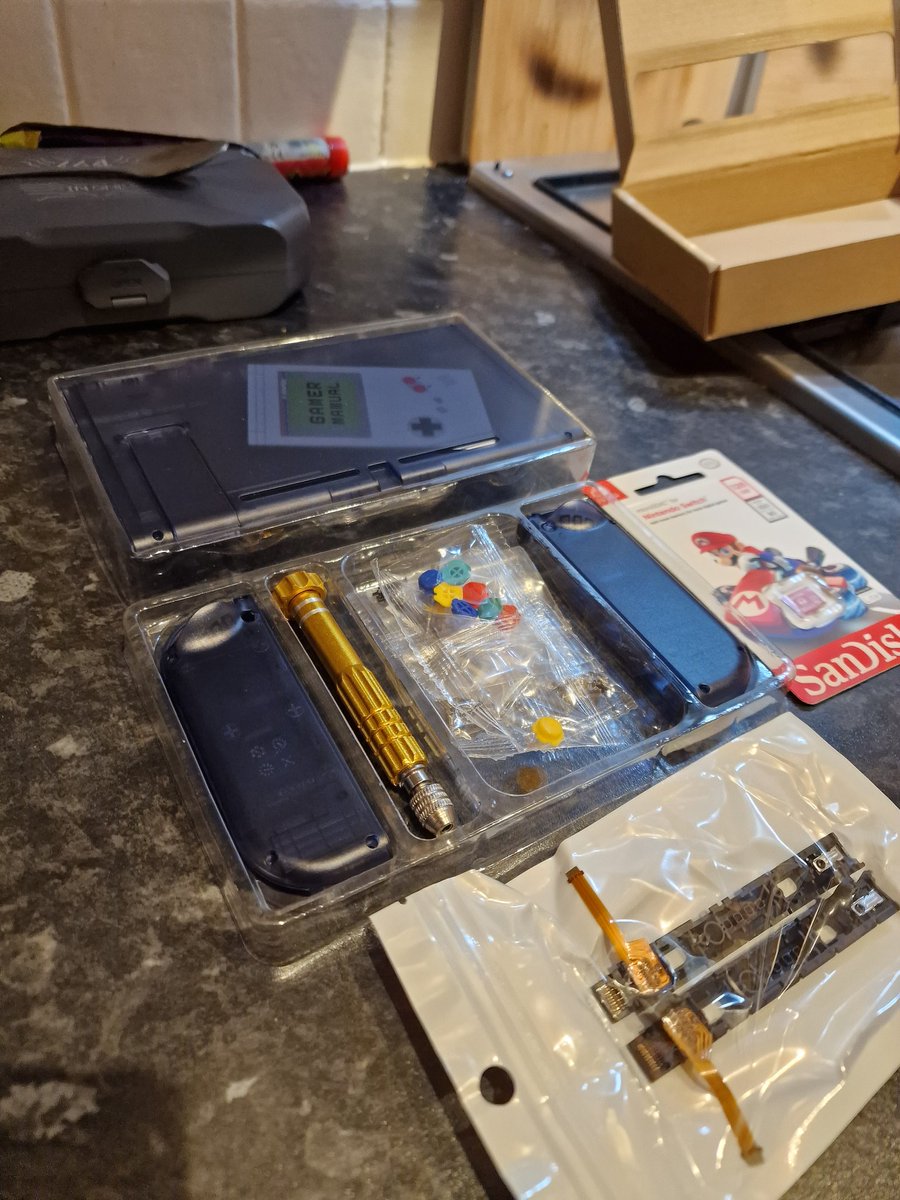 echopark24's tweet photo. New Switch shell! I'm not a blue man but it looks stunning in person. I did order the wrong part on the rails, but that's fine. #SwitchProject #NintendoSwitch https://t.co/Fszh1tZ6ko