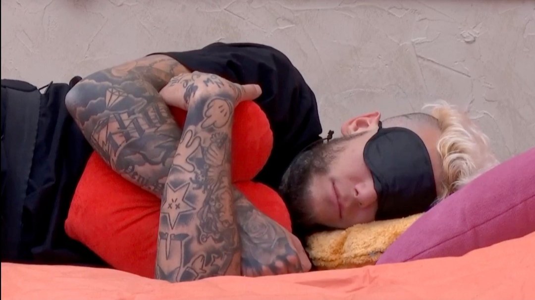 Mentachocolat13's tweet image. Estas dos imágenes juntas son una pasada. 🥹🧡
#GHVIP29O #TeamCaniggia #TeamNaranja