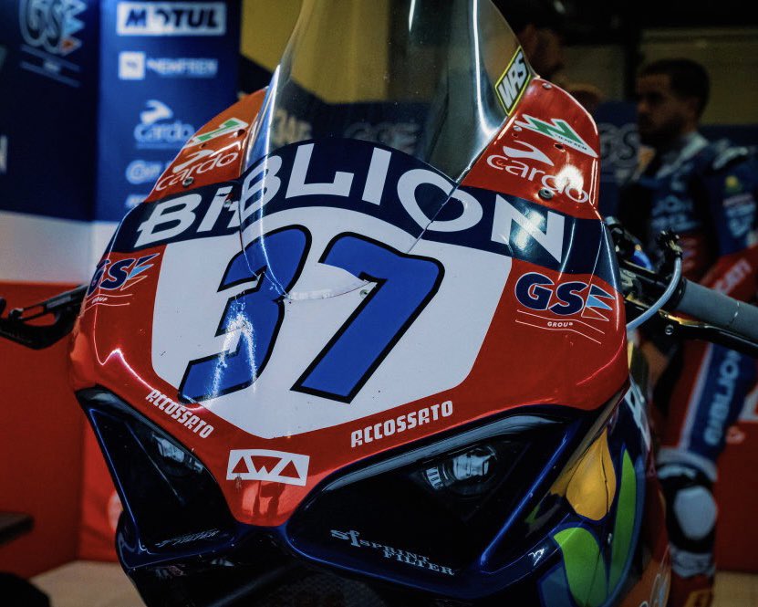 Quiero agradecer a <a href="/DavideGiugliano/">Davide Giugliano</a> y al D34G Racing Team todo el trabajo realizado durante el fin de semana para agilizar mi adaptación a la moto y a la categoría.

Y gracias a <a href="/KubaSmrz96/">Kuba Smrz</a> y Ángel Viñales por la confianza y por brindarme la oportunidad de debutar en el Mundial.