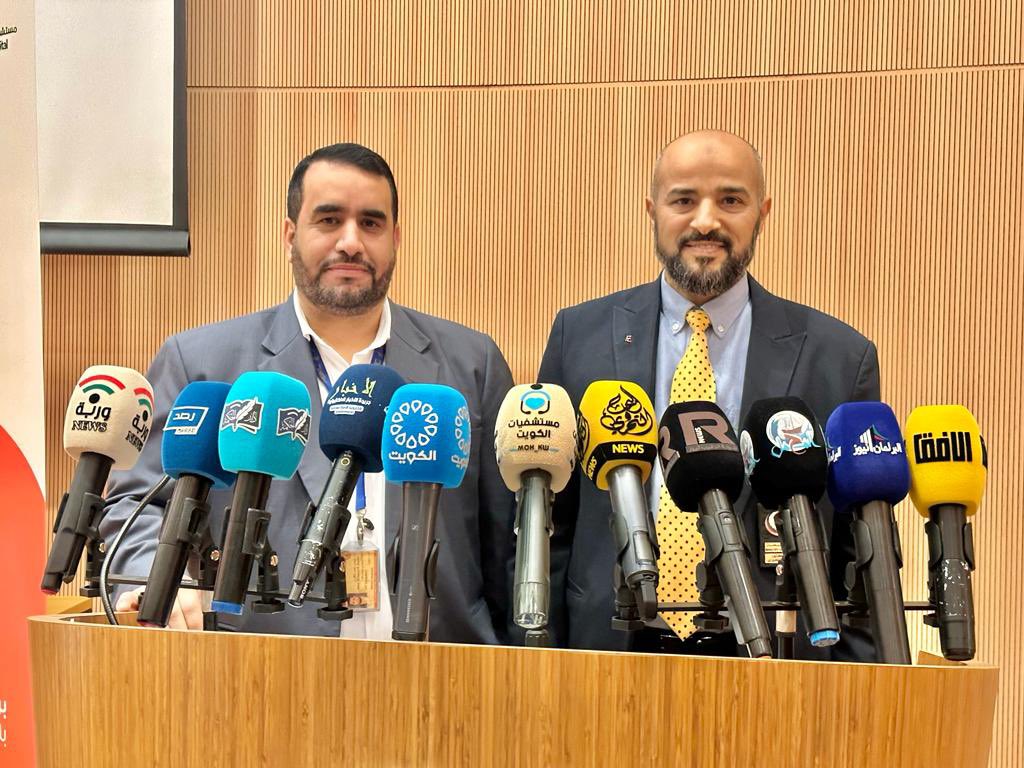 من اليمين..
والدي استشاري الامراض الجلديه الدكتور : 
شهاب احمد محارب
وخالي استشاري الامراض الباطنيه الدكتور :
عزيز رخيص السيحان

أولئك آبائي فجئني بمثلهم
إذا جمعتنا يا جريرُ المجامعُ.