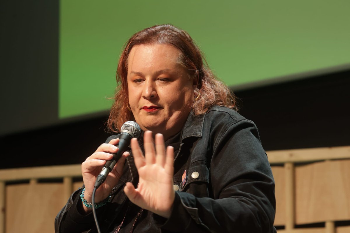 Un cop acabada la conversa entre Virginie Despentes, Alana S. Portero (@VelvetMolotov) i @Berta_gomez, ara és el torn de les signatures de llibres al Pati de les Dones ✍️

Moltes gràcies per venir 💚 Ben aviat podreu recuperar la conversa a l'#ArxiuCCCB!