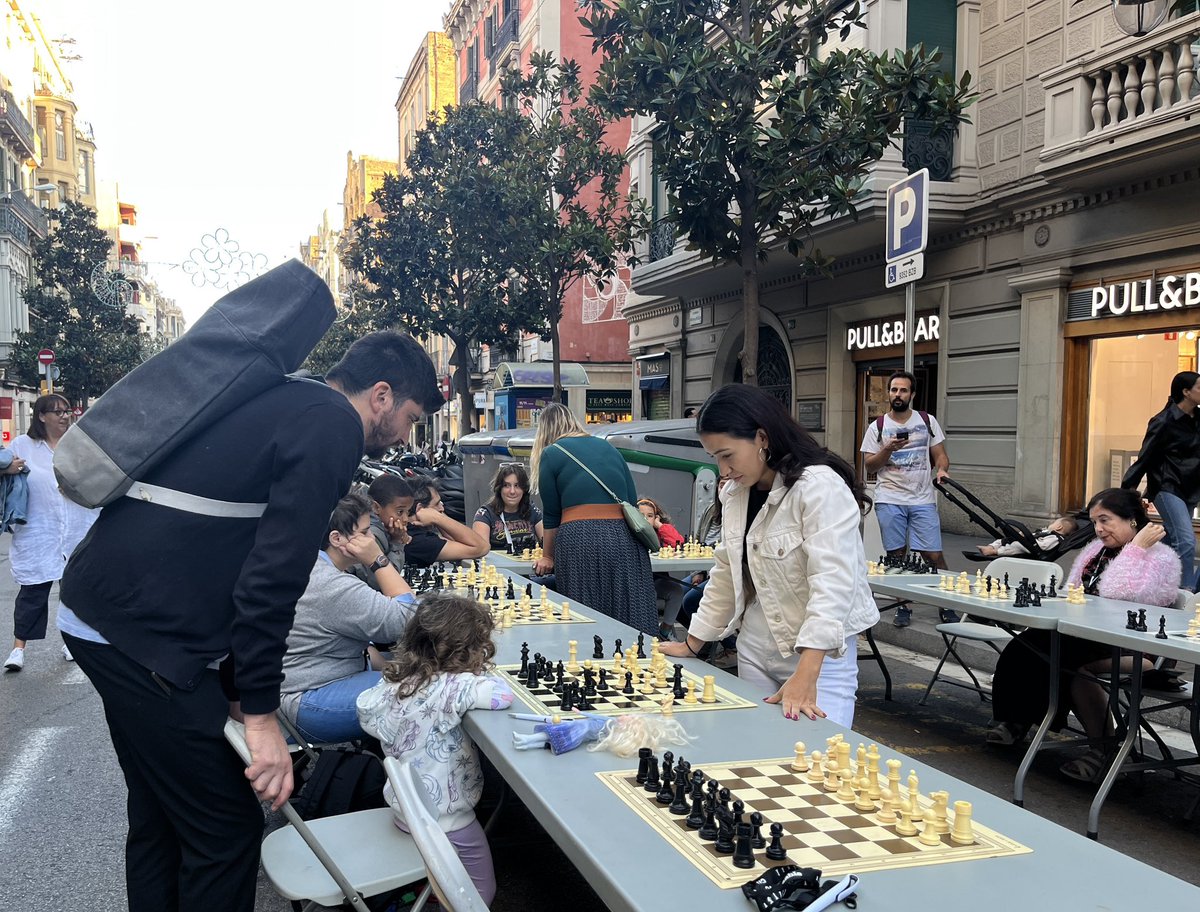 Escacs Tres Peons tweet media