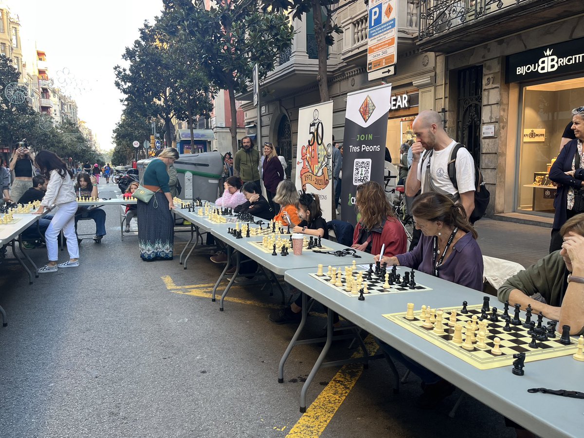 Escacs Tres Peons tweet media