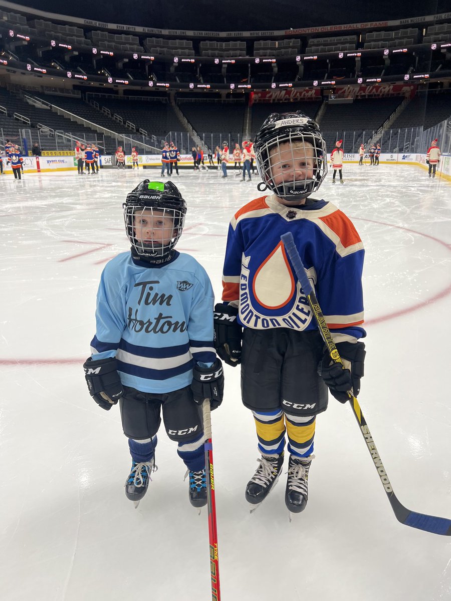 ssolbak's tweet photo. Thanks ⁦@awscloud⁩ for the chance to skate at Rogers place this aft. Looking forward to the game tonight! https://t.co/xYVZVNZ2EW