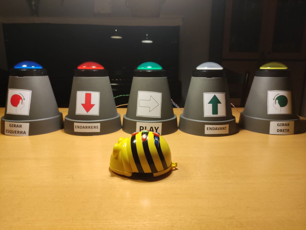 sacosta.org/esp32
Documentació de com transformar un Beebot en una peça "universal" amb incorporació de botons externs, amb conexió de dues plaques esp32.
Beebot inclusiu pensat per nois/es amb diversitat funcional.
Obro fil