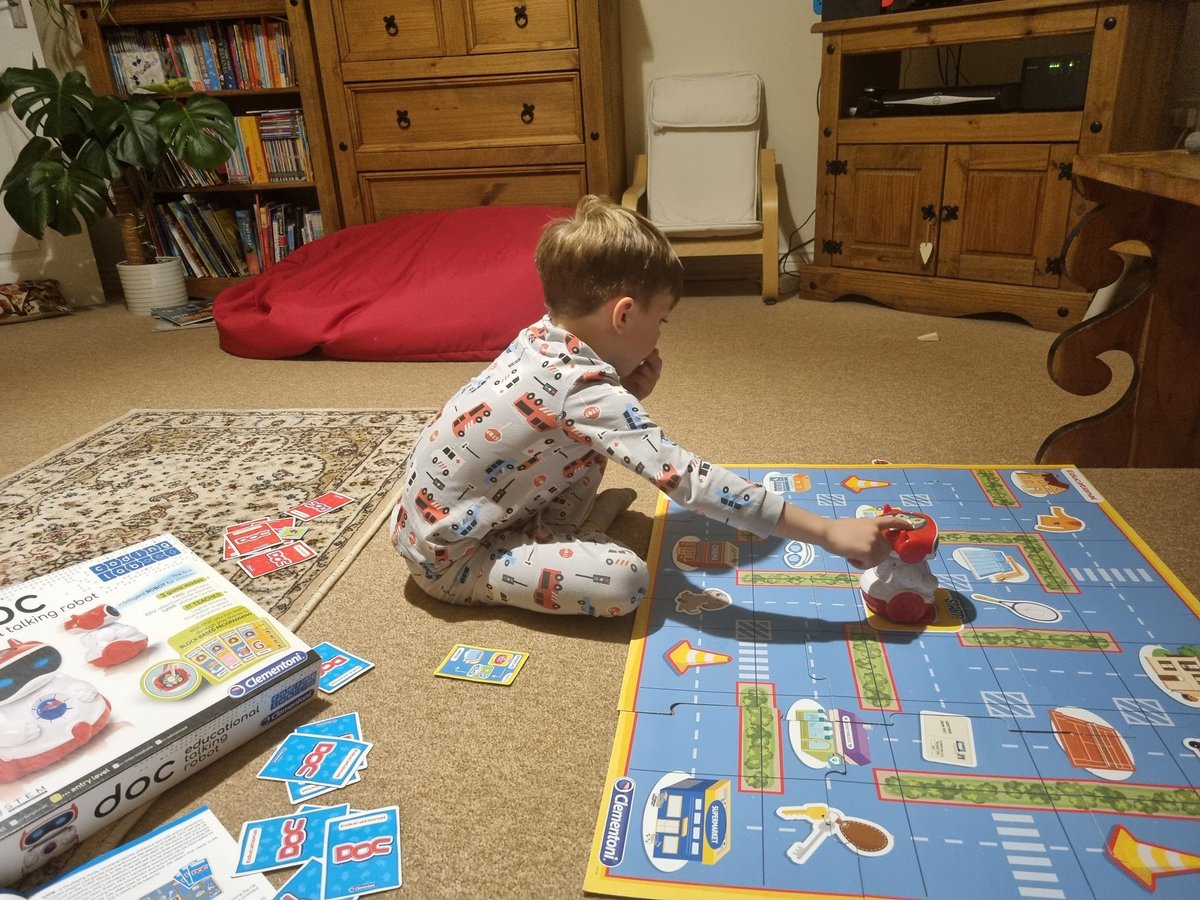 MelleneyRowena's tweet image. Sunday evening game and learning with doc #blockbasedprogramming #sciencemuseum #makinglearningfun @SpringvalePS @apnoble5