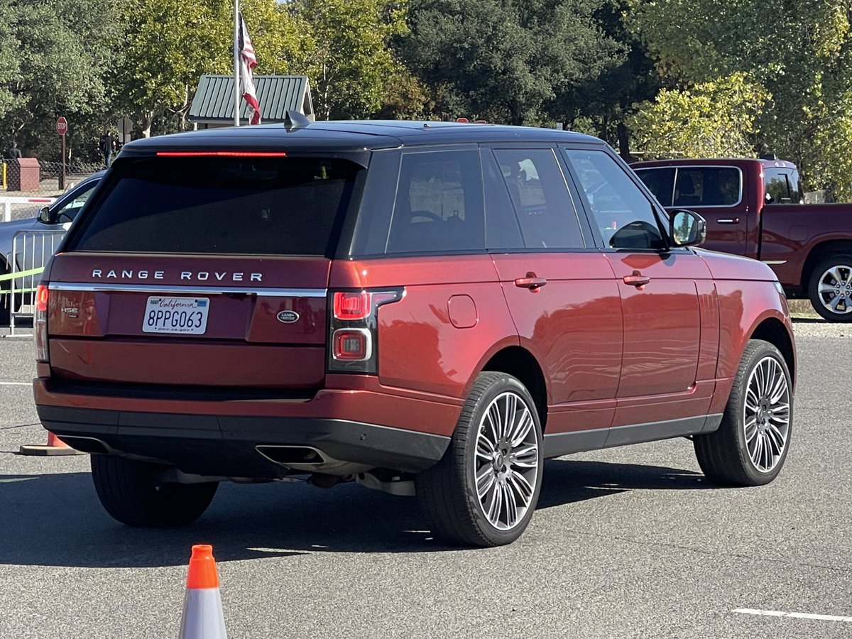 drapes_drawn's tweet photo. This Range Rover had the most exceptional paint 🤩 https://t.co/lSzV2SnJo6