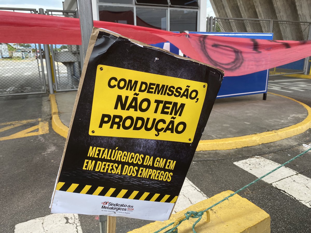 Greve na GM nas três fábricas já completou uma semana . As demissões são absurdas , injustas e ilegais . Cancelamento já ! As autoridades não podem ficar caladas <a href="/tarcisiogdf/">Tarcísio Gomes de Freitas</a>  <a href="/LulaOficial/">Lula</a> se pronunciem Recebam os metalúrgicos