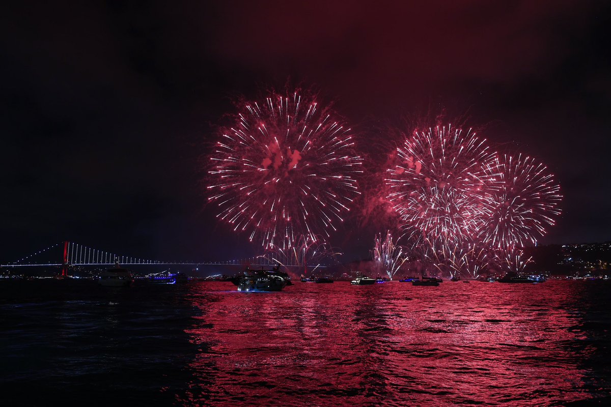 Cumhurbaşkanlığı İletişim Başkanlığımızca, Cumhuriyetimizin 100. yıl dönümü kutlamaları kapsamında İstanbul Boğazı'nda havai fişek, ışık ve drone gösterileri düzenlendi.