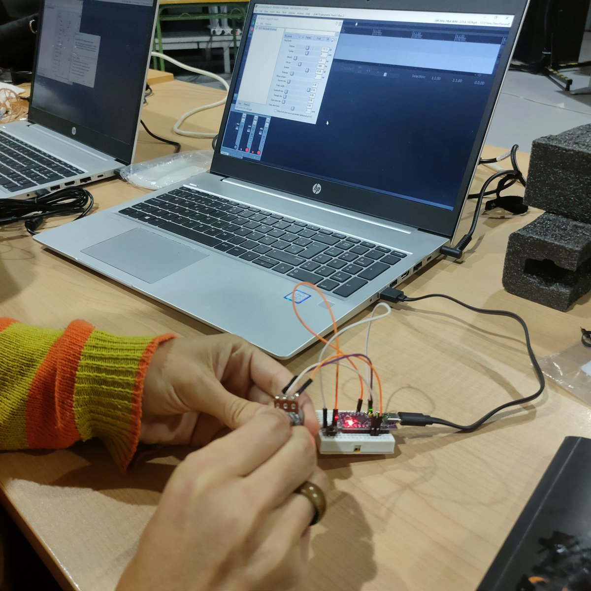 ¡Qué fructífero ha sido el <a href="/EFields_Fest/">Electronic Fields Festival</a>!

Ya sabemos lo que es live coding, nos hemos introducido en el mundo del dj y hemos aprendido a programar con arduino para fabricar un teclado midi. 

Aún puedes disfrutar de las obras expuestas en el Centro Cultural La Merced.