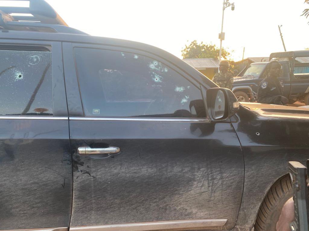 KumahKodzo's tweet photo. This is what the Kusasis did to a vehicle of some security personnel on duty in Garu
#StopkillingOfficers
#Illicitweapons
#KusasiMamprusi https://t.co/O9XjEmsJQd