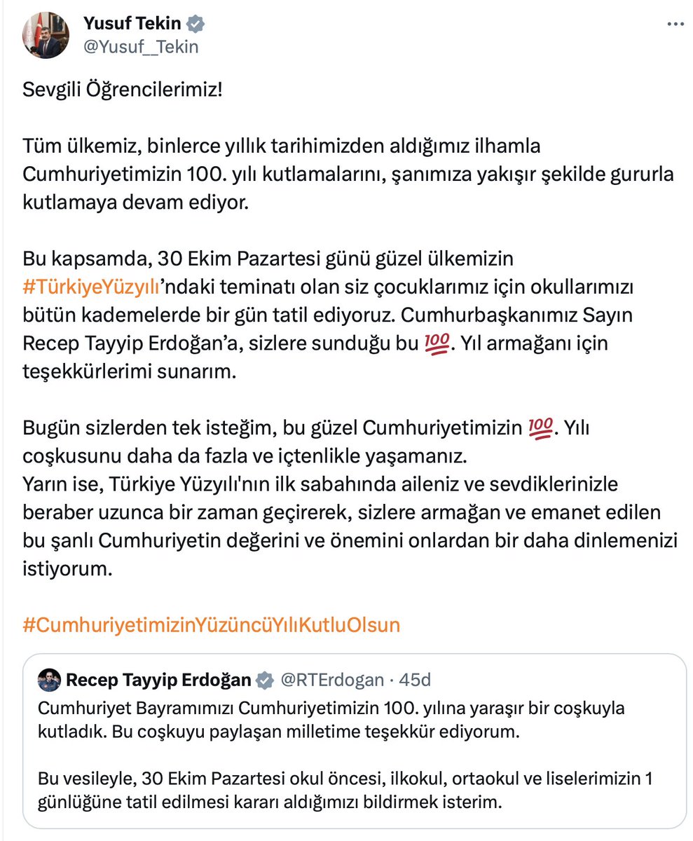 tfnkymz's tweet photo. Dört sorum var:
1. Ne alaka?
2. Bu kadar son anda, ortada bir gereklilik yokken okul mu tatil edilir? Gece 10'da ertesi günü tatil ilan etmek öğretmenlere haksızlık değil mi? Ders programı diye bir şey yok mu? Öğretmenler derse girip kafalarına göre fıkra falan mı anlatıyor? Ayrıca, çalışan ebeveynler bu saatte yarın için nasıl ayarlama yapacaklar? 
3. Cumhuriyeti "binlerce yıllık tarihimizden aldığımız ilhamla, şanımıza yakışır şekilde kutlamanın" yolu, okulları tatil etmek mi? Cumhuriyetin çalışarak, öğrenerek değil de tatille kutlanmasında bir ironi yok mu? Milli eğitim bakanının tatil için "armağan" sözcüğünü kullanması ve bu armağan için Cumhurbaşkanına teşekkür etmesi (?) anlamsız değil mi? Milli eğitim bakanı okulu iyi bir şey olarak görmüyor mu da tatili armağan olarak nitelendiriyor?
4. Ne alaka?