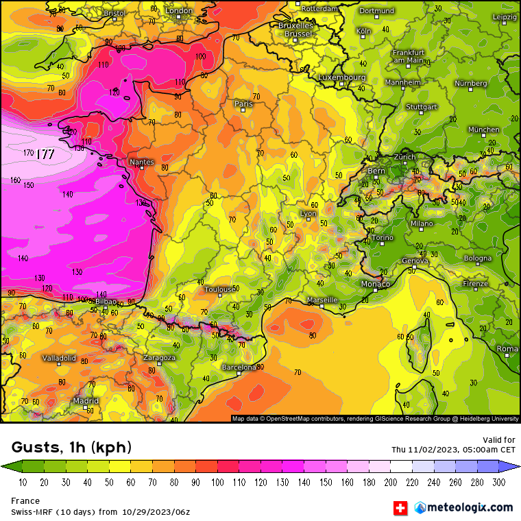 SergeZaka's tweet photo. Les modèles sont en accord. La tempête #Ciaran va balayer la France jeudi. Incertitudes sur :
➡️l'intensité : le modéré est acquis. Le risque de monter à des valeurs extrêmement élevées (>150km/h sur les côtes) est présent.
➡️la localisation d'impact.

Deux paramètres aggravants pour nos arbres :
➡️ avec les pluies récentes, la saturation des sols superficiels en eau le rend plus malléable : cela favorise la chute des arbres.
➡️avec la douceur (toujours en cours) exceptionnelle de l'automne, les arbres ont à peu près 10 jours de retard sur leur dormance hivernale. Les feuilles restent présentes sur de nombreuses espèces. La prise au vent est donc plus forte et cela favorisera la chute des arbres.

La situation est potentiellement explosive. Il faudra suivre la mise à jour des prévisions régulièrement.
Cartes modèles : @meteologix
