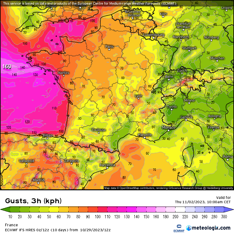 SergeZaka's tweet photo. Les modèles sont en accord. La tempête #Ciaran va balayer la France jeudi. Incertitudes sur :
➡️l'intensité : le modéré est acquis. Le risque de monter à des valeurs extrêmement élevées (>150km/h sur les côtes) est présent.
➡️la localisation d'impact.

Deux paramètres aggravants pour nos arbres :
➡️ avec les pluies récentes, la saturation des sols superficiels en eau le rend plus malléable : cela favorise la chute des arbres.
➡️avec la douceur (toujours en cours) exceptionnelle de l'automne, les arbres ont à peu près 10 jours de retard sur leur dormance hivernale. Les feuilles restent présentes sur de nombreuses espèces. La prise au vent est donc plus forte et cela favorisera la chute des arbres.

La situation est potentiellement explosive. Il faudra suivre la mise à jour des prévisions régulièrement.
Cartes modèles : @meteologix