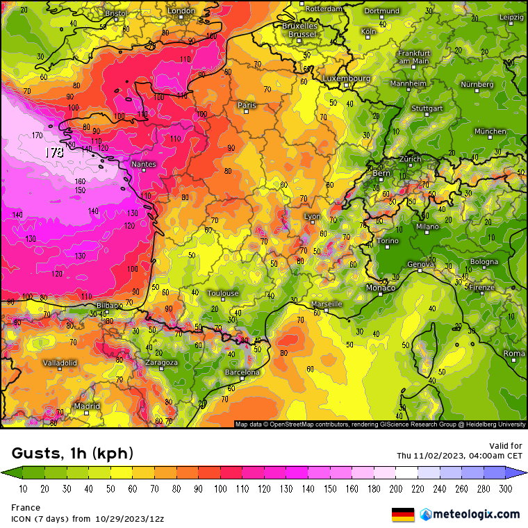 SergeZaka's tweet photo. Les modèles sont en accord. La tempête #Ciaran va balayer la France jeudi. Incertitudes sur :
➡️l'intensité : le modéré est acquis. Le risque de monter à des valeurs extrêmement élevées (>150km/h sur les côtes) est présent.
➡️la localisation d'impact.

Deux paramètres aggravants pour nos arbres :
➡️ avec les pluies récentes, la saturation des sols superficiels en eau le rend plus malléable : cela favorise la chute des arbres.
➡️avec la douceur (toujours en cours) exceptionnelle de l'automne, les arbres ont à peu près 10 jours de retard sur leur dormance hivernale. Les feuilles restent présentes sur de nombreuses espèces. La prise au vent est donc plus forte et cela favorisera la chute des arbres.

La situation est potentiellement explosive. Il faudra suivre la mise à jour des prévisions régulièrement.
Cartes modèles : @meteologix