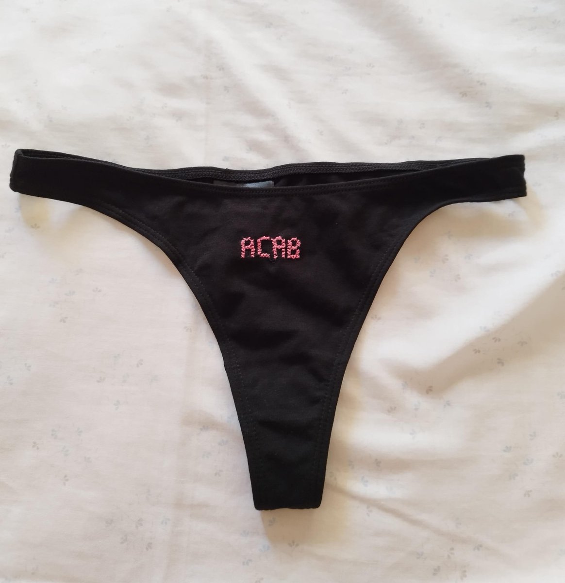 Va, que és un diumenge molt avorrit.
Sortejaré 2 prendes (braguetes, tanga, calçotets) entre tots els que feu retweet. Text a triar (sense passar-se de llarg) o un dibuixet.