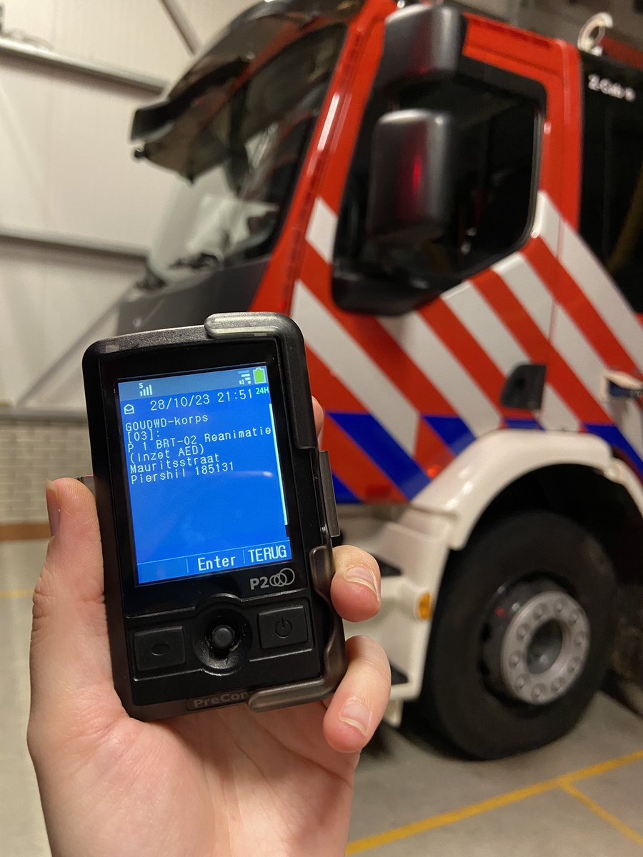 Gisteravond zijn wij opgeroepen voor assistentie bij een medische noodsituatie in #Piershil.

Als #brandweer worden wij hier ook voor gealarmeerd, omdat wij vaker sneller ter plaatse kunnen zijn dan de ambulance in dit deel van de Hoeksche Waard.

1/2